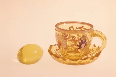 Taza y platillo de vidrio esmaltado y cortado Annagelb, c.1840